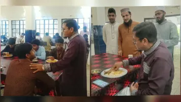 খাবারের মান দেখতে ডাইনিংয়ে শিক্ষার্থীদের সঙ্গে খেলেন ইবি কোষাধ্যক্ষ 