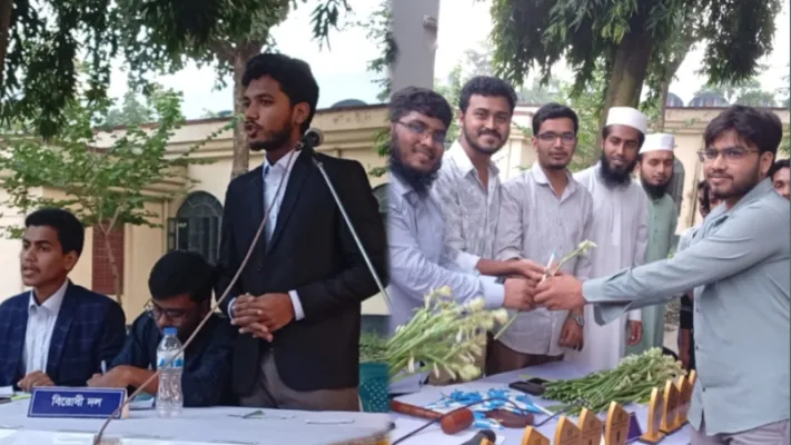 ইবিতে সাদ্দাম হোসেন হল ডিবেটিং সোসাইটির আন্তঃব্লক বিতর্ক ও নবীন বরণ অনুষ্ঠিত 