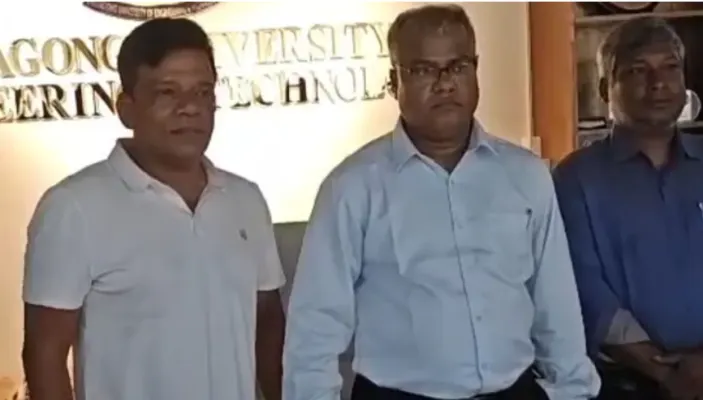 তালা ভেঙে প্রশাসনিক ভবনে চুয়েটের নতুন ভিসি