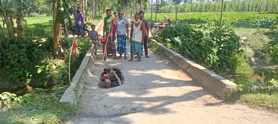 ​ঠাকুরগাঁও পানি উন্নয়ন বোর্ডের খামখেয়ালি নাকি অবহেলা? ভেঙে যাওয়া ব্রিজেই চলছে ঝুঁকি নিয়ে চলাচল