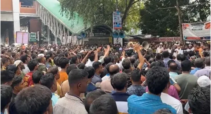 ‘ভাত দে, কাপড় দে, নইলে অটো চলতে দে’ স্লোগানে অটোচালকদের সড়ক অবরোধ