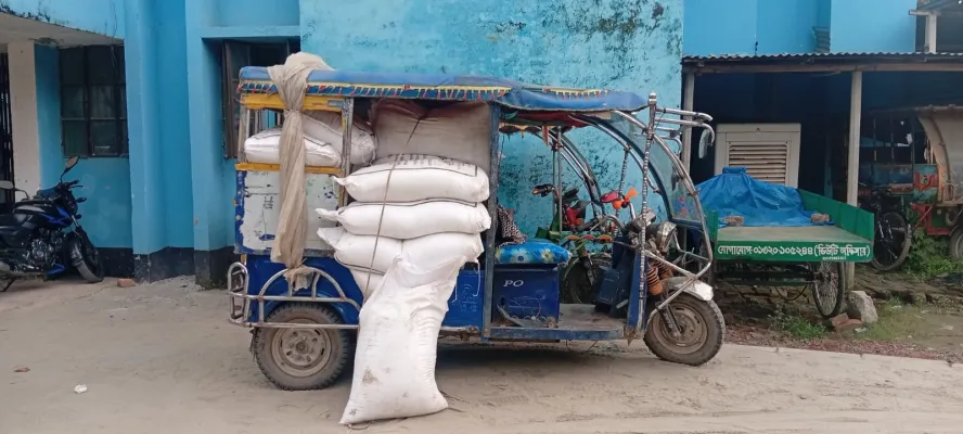 ​কৃষকের হাহাকার হাতেনাতে সার পাচার: তথ্য প্রশ্নে ক্ষিপ্ত ইসলামপুরের কৃষি কর্মকর্তা!