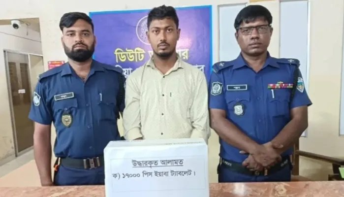 পুলিশের চোখ ফাঁকি দিতে অভিনব কৌশল, মোটরসাইকেলের চাকায় ১৭ হাজার ইয়াবা গ্রেপ্তার ১