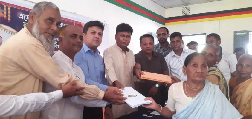 রুহিয়ায় শারদীয় দুর্গোৎসব উপলক্ষে ‘আগামীর স্বপ্ন মানবিক সংস্থা’র বস্ত্র বিতরণ