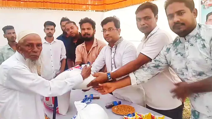 এ জে খাঁন ফাউন্ডেশনের চেয়ারম্যান আসিফ খাঁন সবুজের অর্থায়নে চাল বিতরণ 
