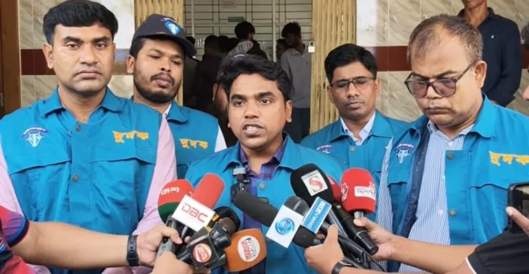 পাসপোর্ট ফরমে বিশেষ চিহ্ন দিয়ে দালালি: জামালপুর পাসপোর্ট অফিসে দুদকের ঝটিকা অভিযান