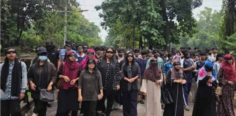 এবার চোখে কালো কাপড় বেঁধে চুয়েট শিক্ষার্থীদের মিছিল