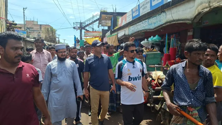 যানজট নিরসনে পেকুয়া বাজারে সড়কে অবৈধ দোকান উচ্ছেদ