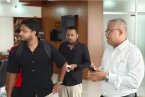 চুয়েটে তালা ভেঙ্গে কার্যালয়ে প্রবেশ করা ভিসিকে রুমে রেখেই তালা দিলো বিক্ষুব্ধ শিক্ষার্থীরা