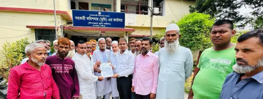 কাপাসিয়ায় ধাঁধার চর মৌজার ভূমি উন্নয়ন কর গ্রহণের দাবিতে কৃষকদের  স্মারকলিপি প্রদান 