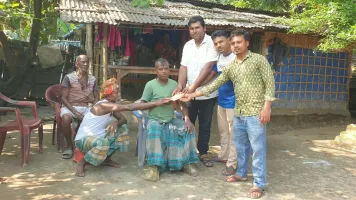 রুহিয়ায় অসুস্থ পলাশের চিকিৎসায় পাশে দাঁড়ালেন ২০১৫ সালে এসএসসি ব্যাচের বন্ধুরা