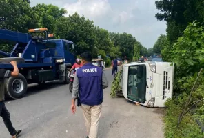মাদারীপুরে গাড়ি উল্টে এক পুলিশ সদস্য নিহত, আহত ৭
