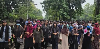 এবার চোখে কালো কাপড় বেঁধে চুয়েট শিক্ষার্থীদের মিছিল