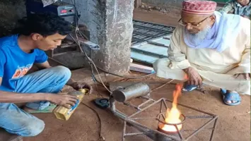 ফেলে দেওয়া মবিলের অভিনব ব্যবহার, রুহিয়ায় তৈরি হলো চুলা