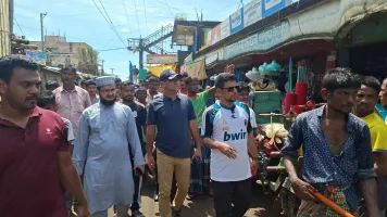 যানজট নিরসনে পেকুয়া বাজারে সড়কে অবৈধ দোকান উচ্ছেদ